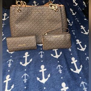 Michael Kors Signat Satchel w/matching wallet & wristlet